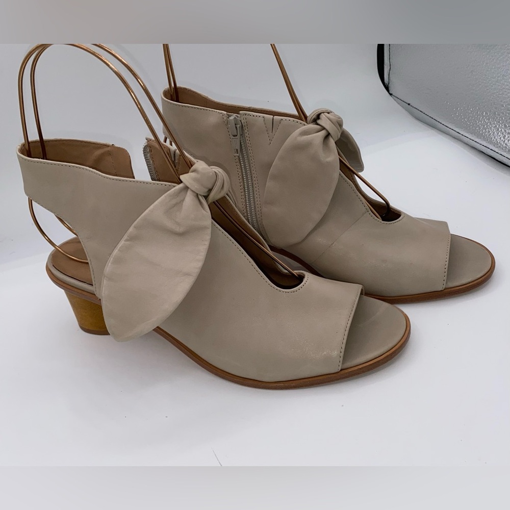 Bernardo LUNA Peep Toe Bow-Tie Shoe Sandals 9M  Leather Round Block Heel 2" AA16